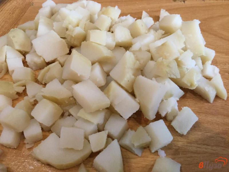 Фото приготовление рецепта: Картофельный салат с квашеной капустой и соленым огурцом шаг №1
