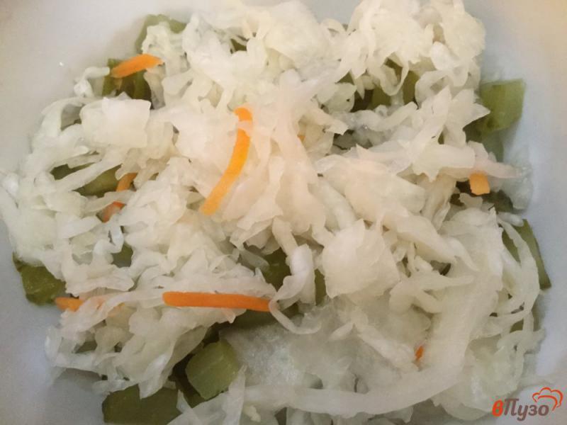 Фото приготовление рецепта: Картофельный салат с квашеной капустой и соленым огурцом шаг №4