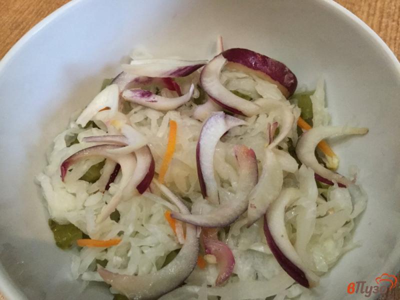 Фото приготовление рецепта: Картофельный салат с квашеной капустой и соленым огурцом шаг №5