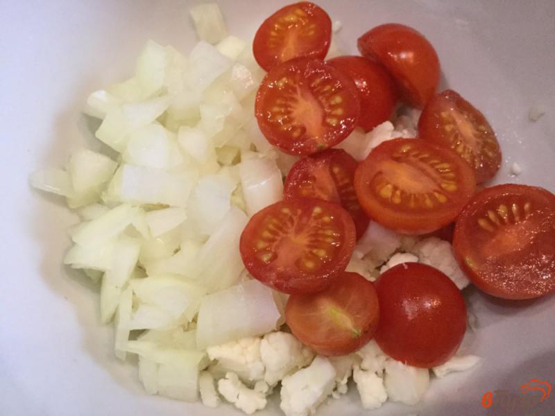 Фото приготовление рецепта: Салат из цветной капусты с луком и помидорами шаг №4