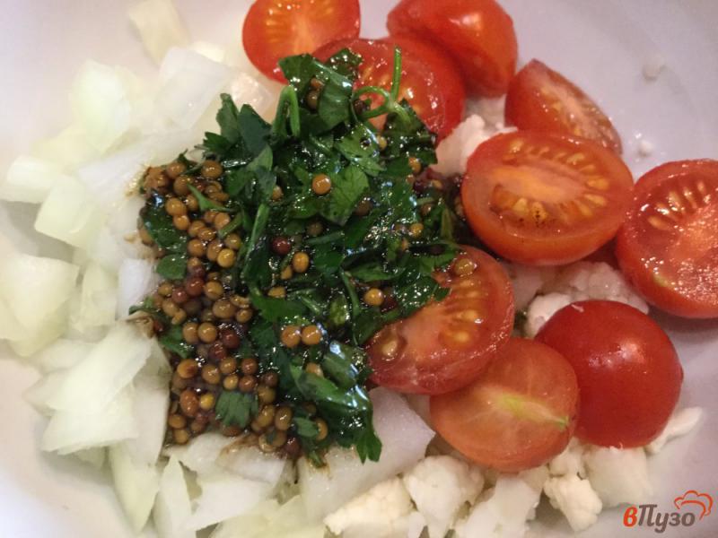 Фото приготовление рецепта: Салат из цветной капусты с луком и помидорами шаг №6