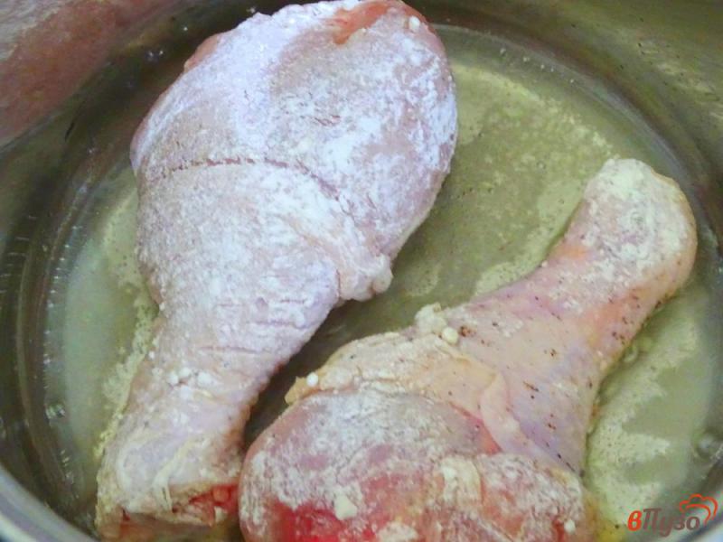 Фото приготовление рецепта: Куриные голени в нежном сметанном соусе шаг №3