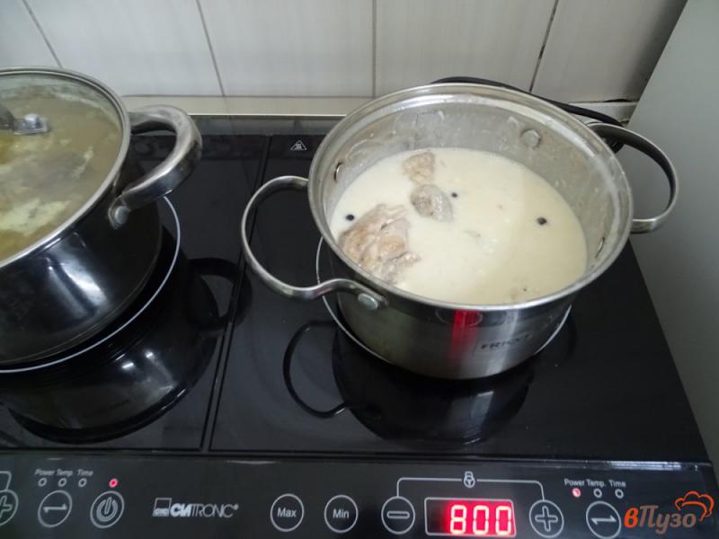 Фото приготовление рецепта: Куриные голени в нежном сметанном соусе шаг №6