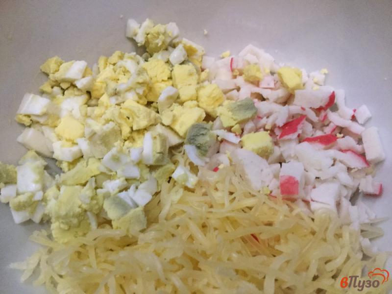 Фото приготовление рецепта: Салат из цветной капусты с сыром, яйцами и крабовыми палочками шаг №4
