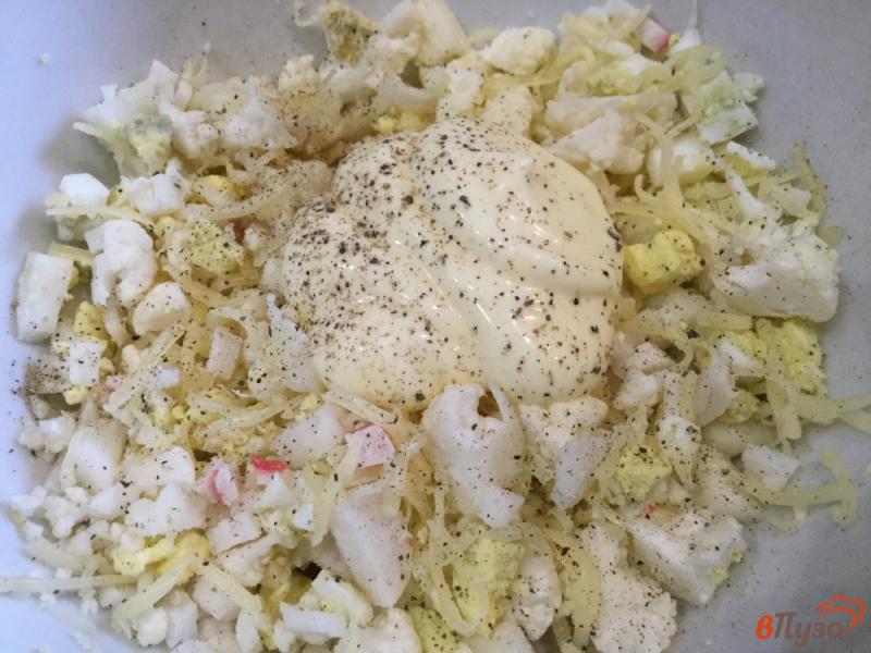 Фото приготовление рецепта: Салат из цветной капусты с сыром, яйцами и крабовыми палочками шаг №5