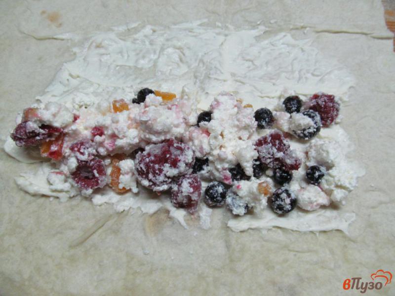 Фото приготовление рецепта: Пирог из лаваша с творогом и ягодами шаг №3