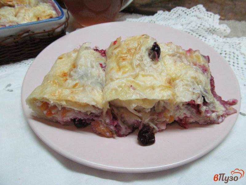 Фото приготовление рецепта: Пирог из лаваша с творогом и ягодами шаг №7