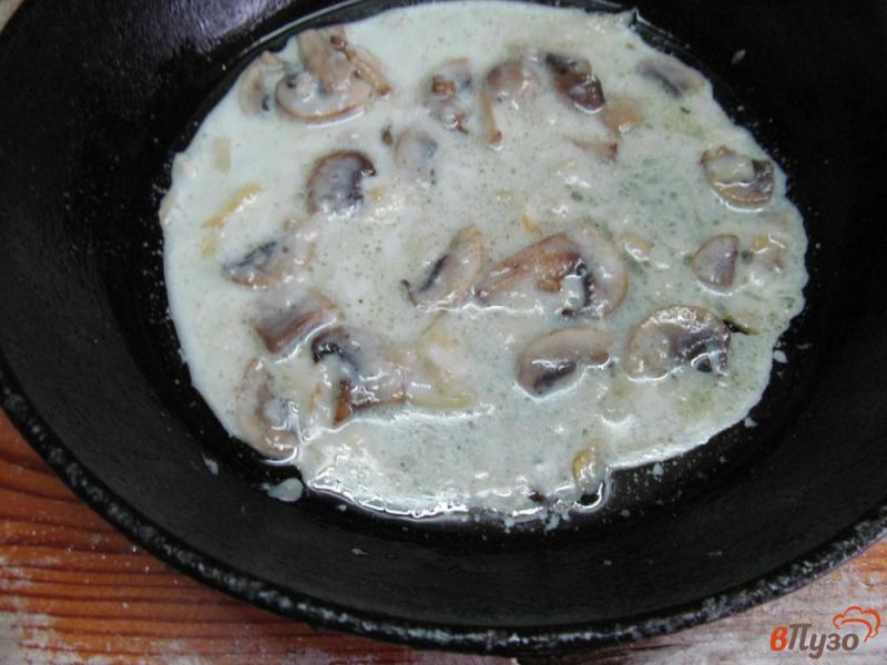 Фото приготовление рецепта: Бутерброды с грибами помидором шаг №3