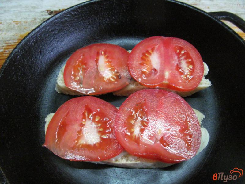 Фото приготовление рецепта: Бутерброды с грибами помидором шаг №5