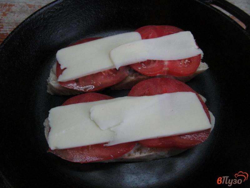 Фото приготовление рецепта: Бутерброды с грибами помидором шаг №6