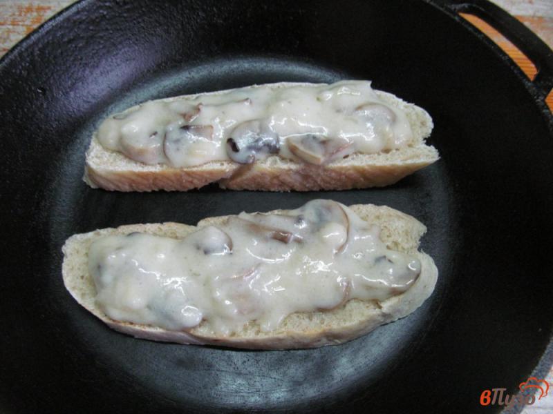 Фото приготовление рецепта: Бутерброды с грибами помидором шаг №4