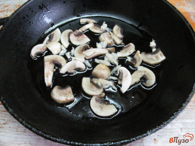 Фото приготовление рецепта: Бутерброды с грибами помидором шаг №1