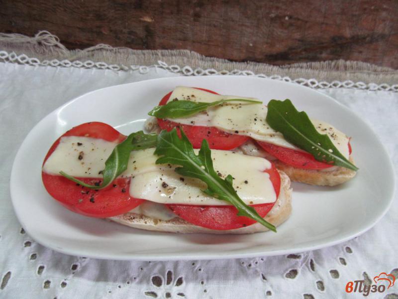 Фото приготовление рецепта: Бутерброды с грибами помидором шаг №7