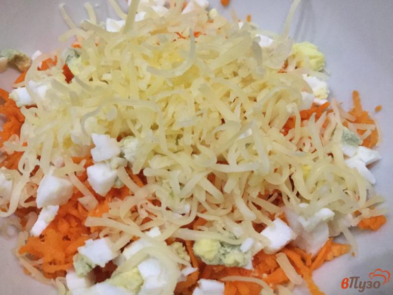 Фото приготовление рецепта: Морковный салат с сыром и яйцом шаг №3