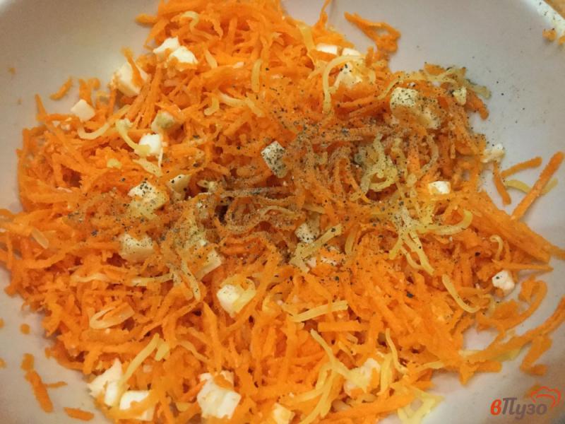 Фото приготовление рецепта: Морковный салат с сыром и яйцом шаг №4