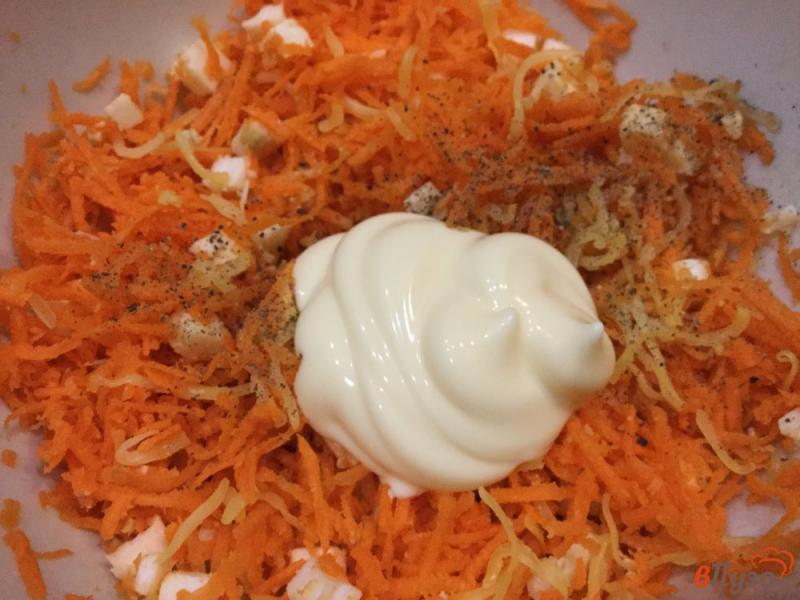 Фото приготовление рецепта: Морковный салат с сыром и яйцом шаг №5