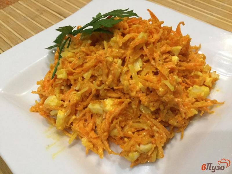 Фото приготовление рецепта: Морковный салат с сыром и яйцом шаг №6