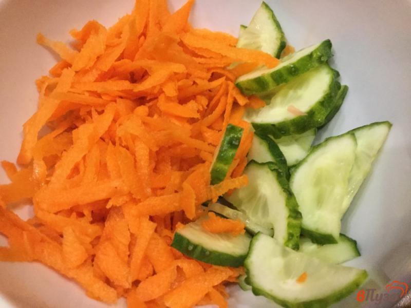 Фото приготовление рецепта: Морковный салат с огурцами шаг №3