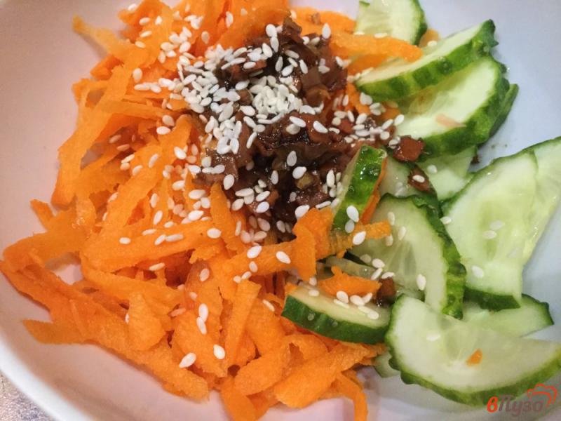 Фото приготовление рецепта: Морковный салат с огурцами шаг №6