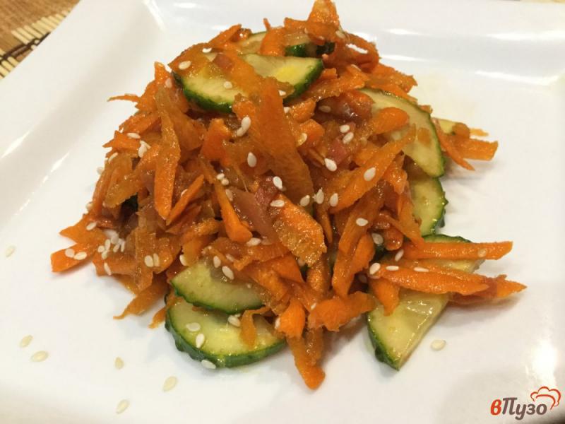 Фото приготовление рецепта: Морковный салат с огурцами шаг №7