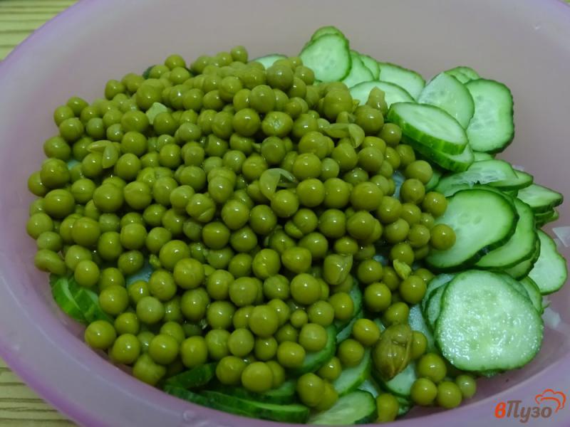 Фото приготовление рецепта: Салат из огурцов, зелёного горошка и яиц шаг №4