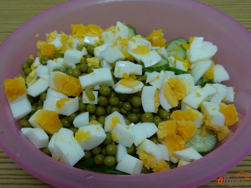 Фото приготовление рецепта: Салат из огурцов, зелёного горошка и яиц шаг №5