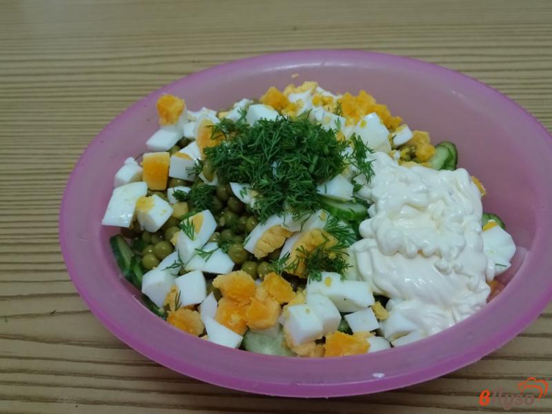 Фото приготовление рецепта: Салат из огурцов, зелёного горошка и яиц шаг №6