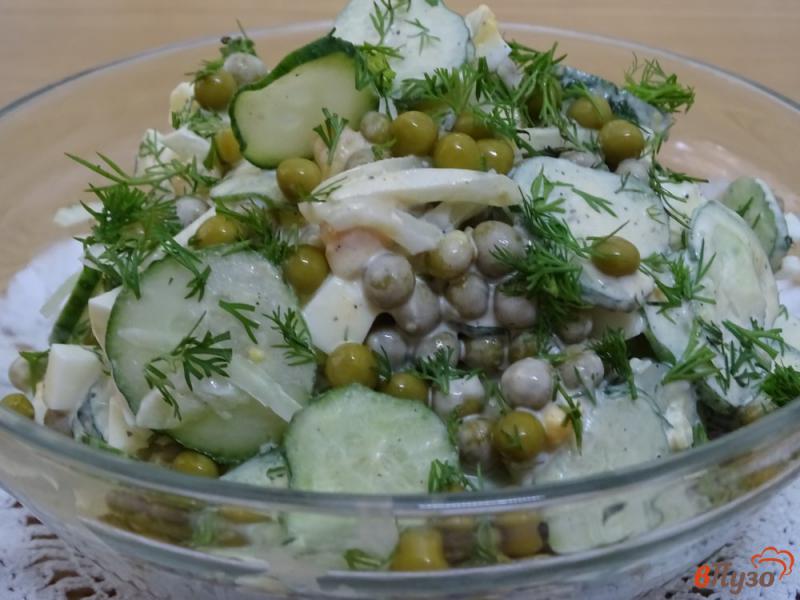 Фото приготовление рецепта: Салат из огурцов, зелёного горошка и яиц шаг №7