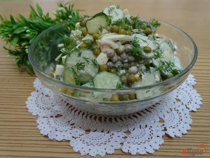 Фото приготовление рецепта: Салат из огурцов, зелёного горошка и яиц шаг №8