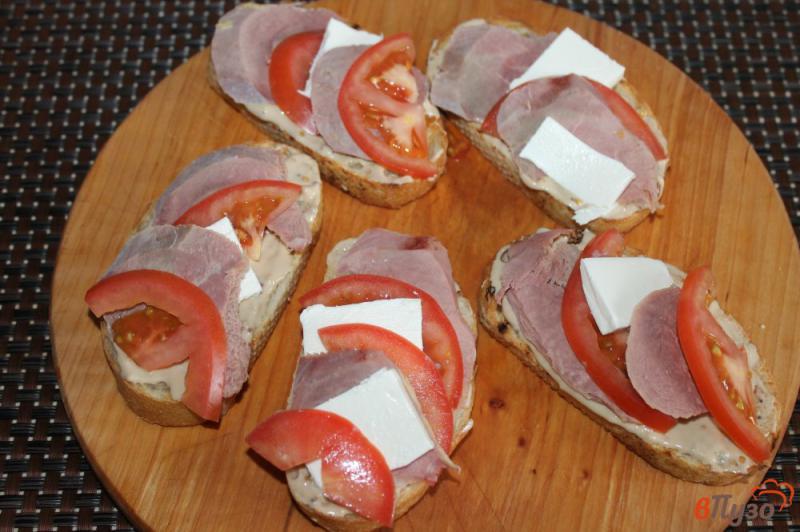 Фото приготовление рецепта: Бутерброды с копченой грудкой и помидорами шаг №5