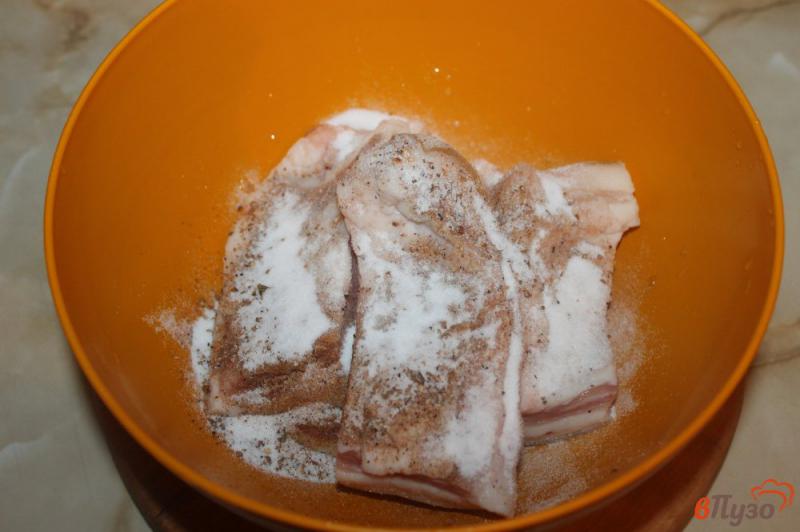 Фото приготовление рецепта: Соленое сало с чесноком и лавровым листом шаг №3