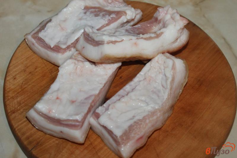 Фото приготовление рецепта: Соленое сало с чесноком и лавровым листом шаг №2