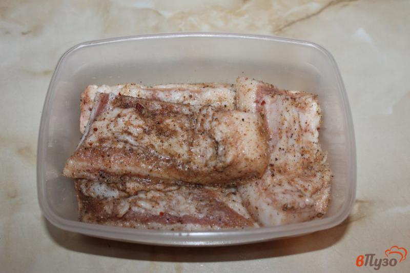 Фото приготовление рецепта: Соленое сало с чесноком и лавровым листом шаг №4