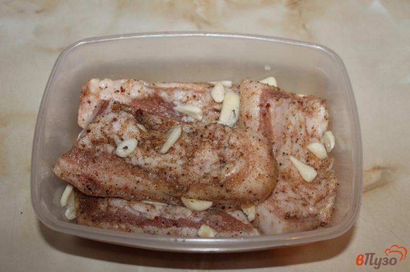 Фото приготовление рецепта: Соленое сало с чесноком и лавровым листом шаг №5