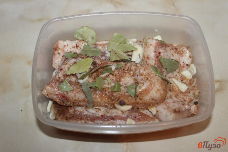 Фото приготовление рецепта: Соленое сало с чесноком и лавровым листом шаг №6