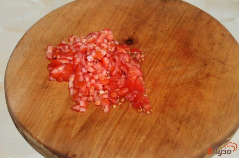 Фото приготовление рецепта: Брускетты с брынзой, томатами и маслинами шаг №4