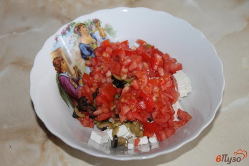 Фото приготовление рецепта: Брускетты с брынзой, томатами и маслинами шаг №5