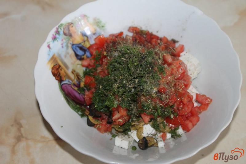 Фото приготовление рецепта: Брускетты с брынзой, томатами и маслинами шаг №6
