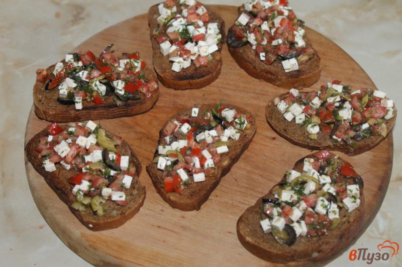 Фото приготовление рецепта: Брускетты с брынзой, томатами и маслинами шаг №8