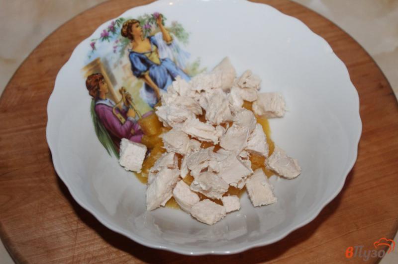 Фото приготовление рецепта: Салат из филе апельсина, плавленого сыра и куриного филе шаг №2