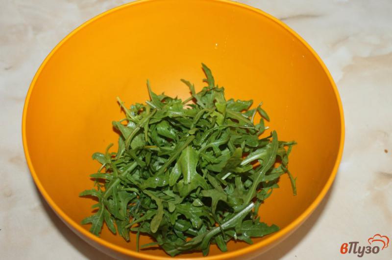 Фото приготовление рецепта: Салат из огурцов, брынзы и рукколы шаг №1