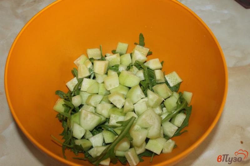 Фото приготовление рецепта: Салат из огурцов, брынзы и рукколы шаг №2