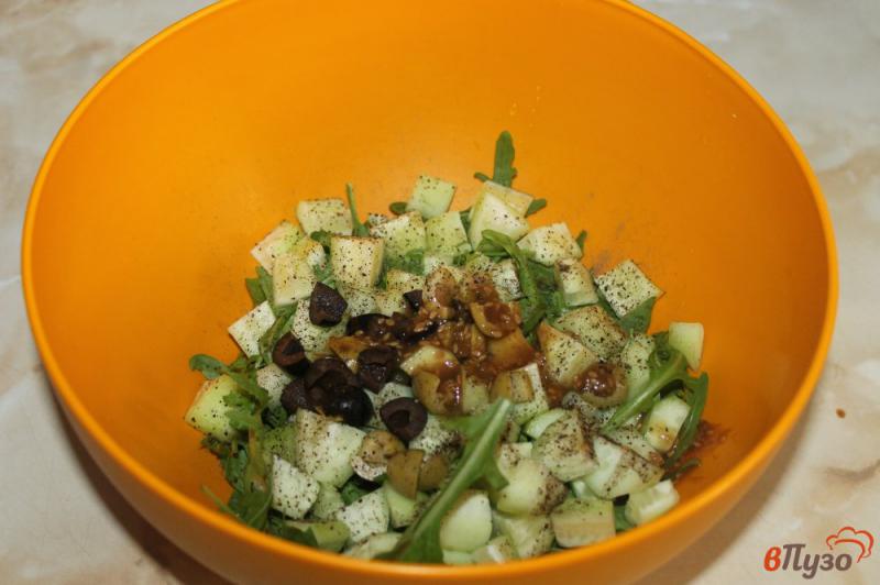 Фото приготовление рецепта: Салат из огурцов, брынзы и рукколы шаг №4