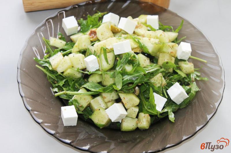 Фото приготовление рецепта: Салат из огурцов, брынзы и рукколы шаг №5