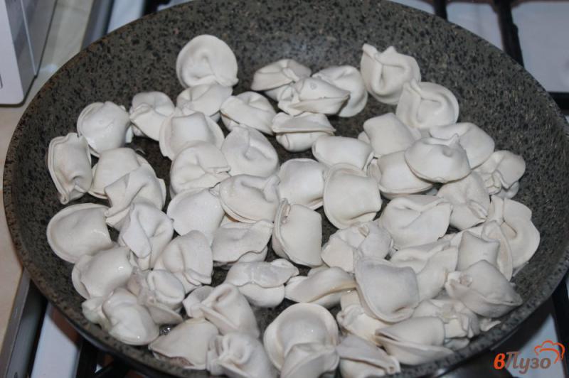 Фото приготовление рецепта: Жареные пельмени с грибами и луком в сметанном соусе под сырной корочкой шаг №1