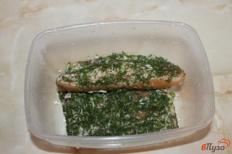 Фото приготовление рецепта: Соленое сало в зеленой панировке с чесноком шаг №5
