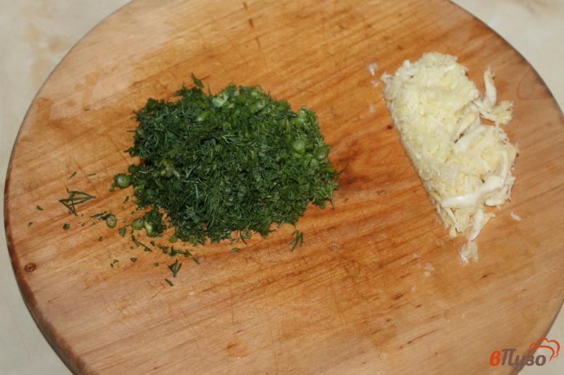 Фото приготовление рецепта: Соленое сало в зеленой панировке с чесноком шаг №3