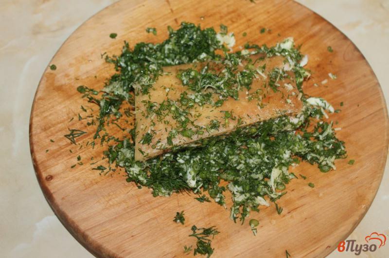 Фото приготовление рецепта: Соленое сало в зеленой панировке с чесноком шаг №4