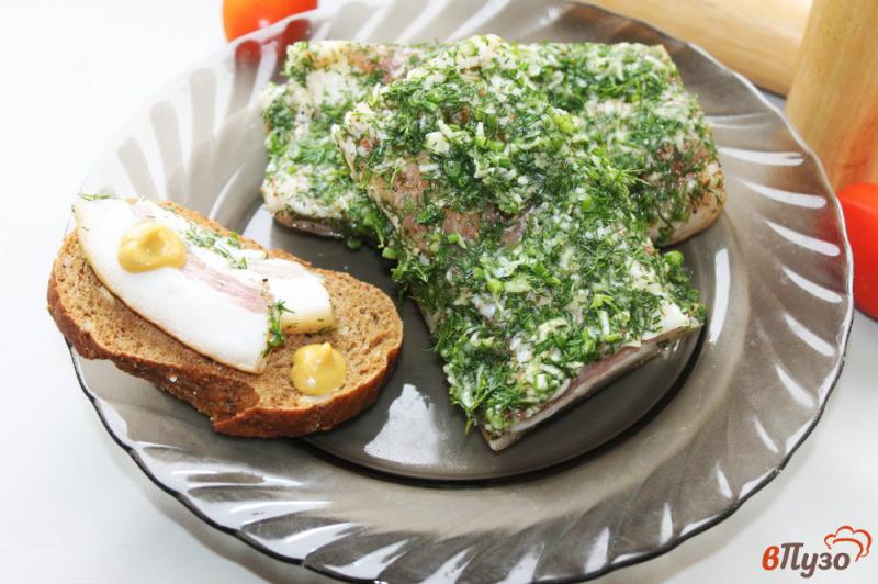 Фото приготовление рецепта: Соленое сало в зеленой панировке с чесноком шаг №6