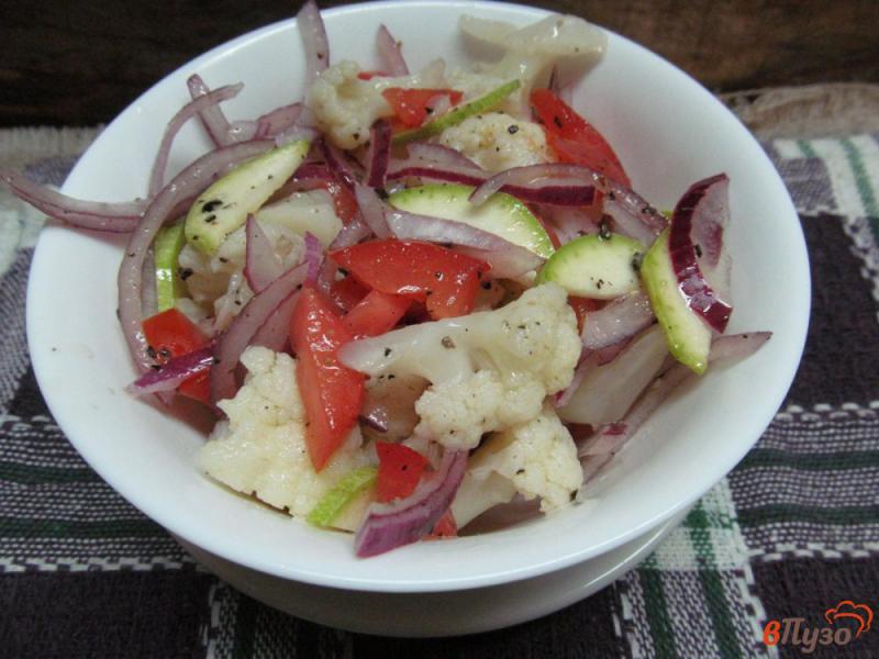 Фото приготовление рецепта: Салат из цветной капусты с помидором шаг №5